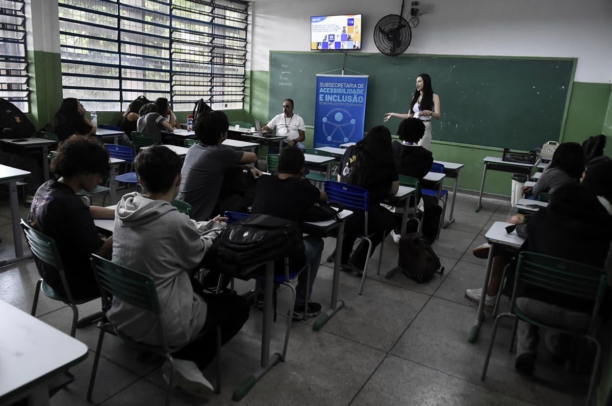 Prefeitura leva projeto Juventude na Escola para alunos da Vila Galvão