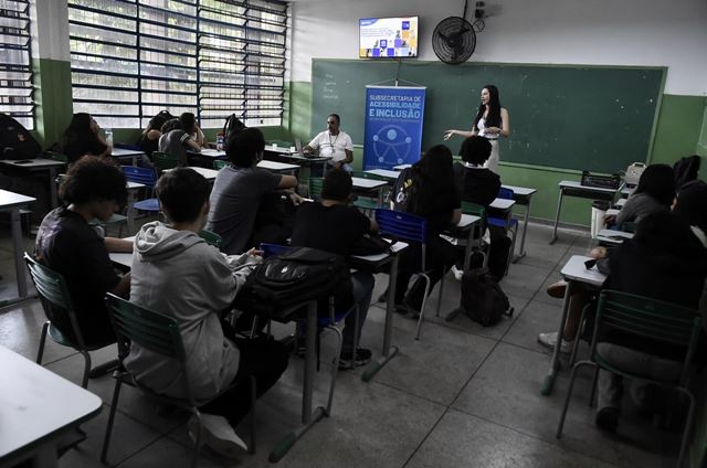 Prefeitura leva projeto Juventude na Escola para alunos da Vila Galvão