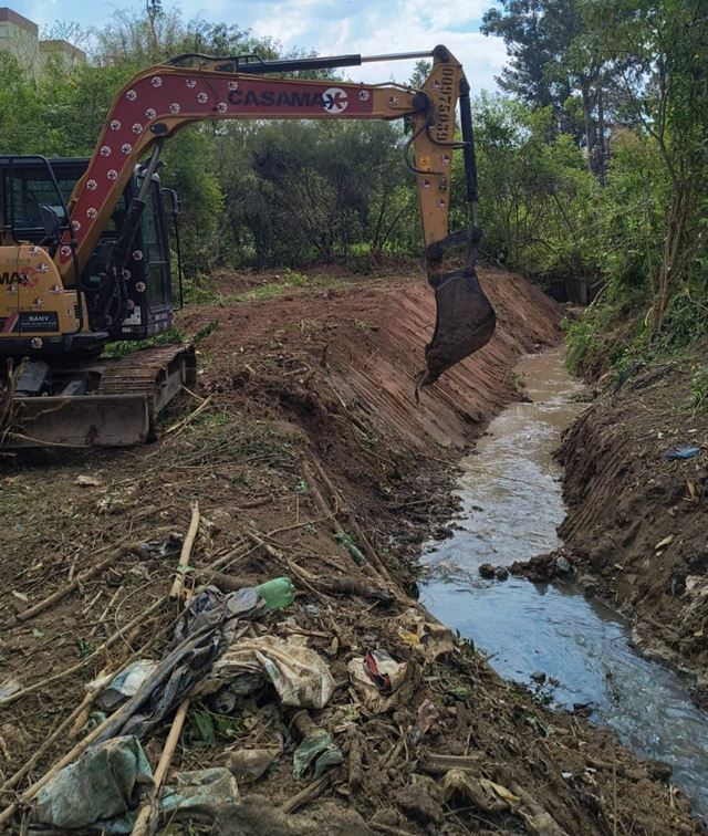 Prefeitura realiza desassoreamento na estrada velha Pimentas São Miguel para evitar alagamentos