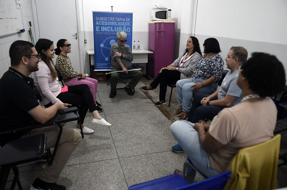 Roda de conversa com pessoas com deficiência visual aborda importância da bengala longa