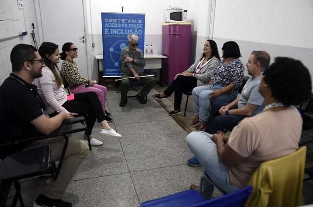 Roda de conversa com pessoas com deficiência visual aborda importância da bengala longa