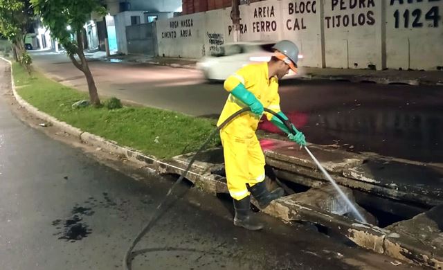 Prefeitura limpa bocas de lobo com caminhão hidrojato na Vila Rio de Janeiro