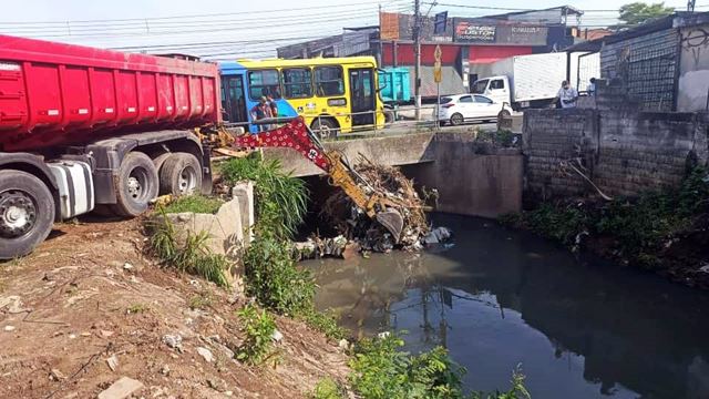 Prefeitura promove a limpeza de córrego e vala de drenagem no Presidente Dutra e Lavras