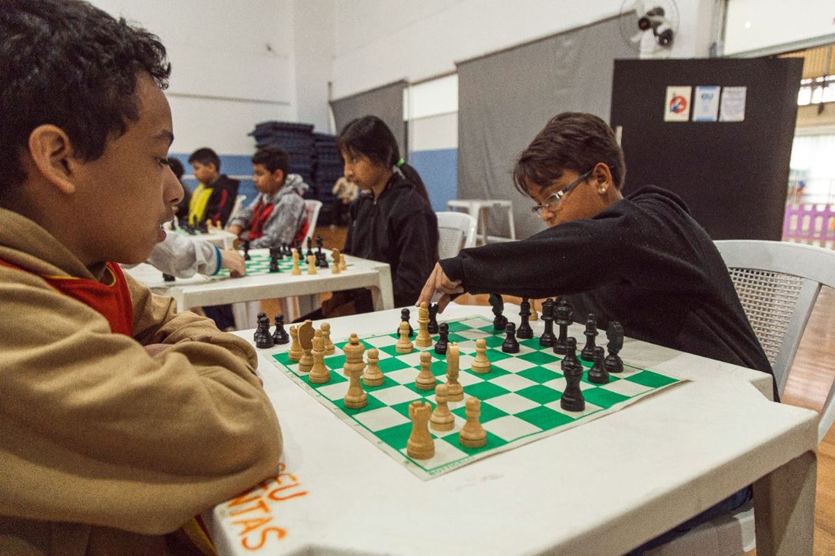 Damas, xadrez e cordas em equipe agitam jogos escolares no CEU Pimentas