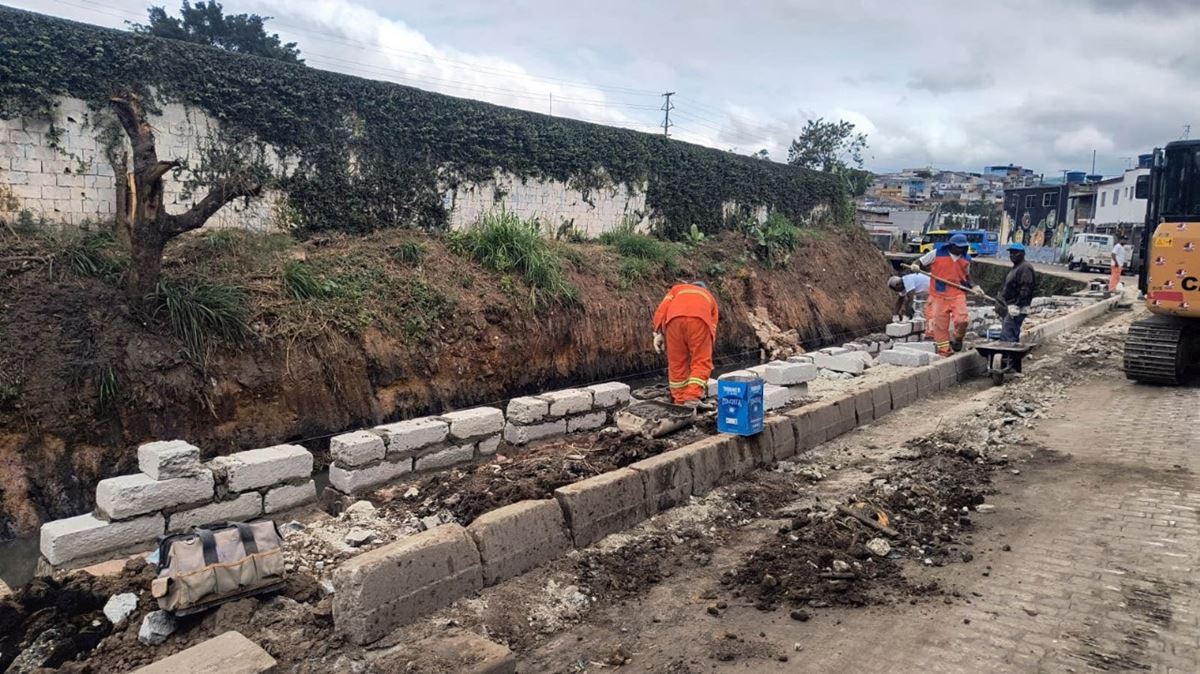 Prefeitura inicia obras de calçada e guarda-corpo na rua Cocho Velho