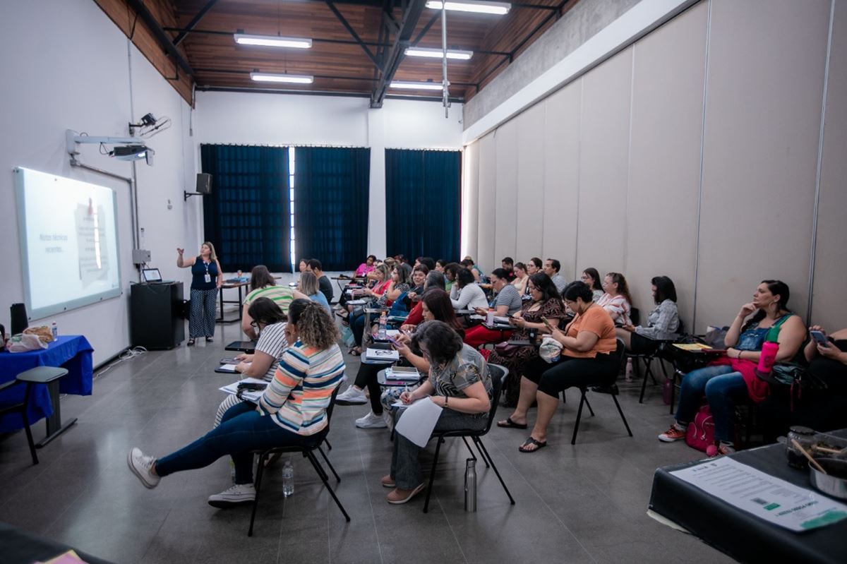 Prefeitura lança guia prático de alimentação escolar em encontro com coordenadores pedagógicos