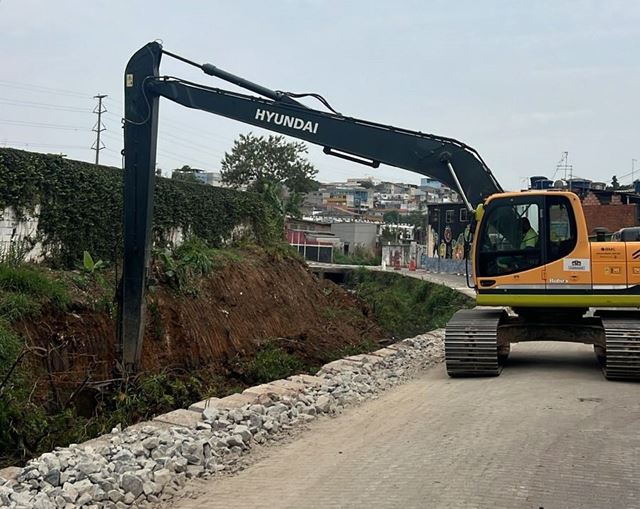 Prefeitura inicia desassoreamento de trecho do córrego Cocho Velho na Vila Izabel