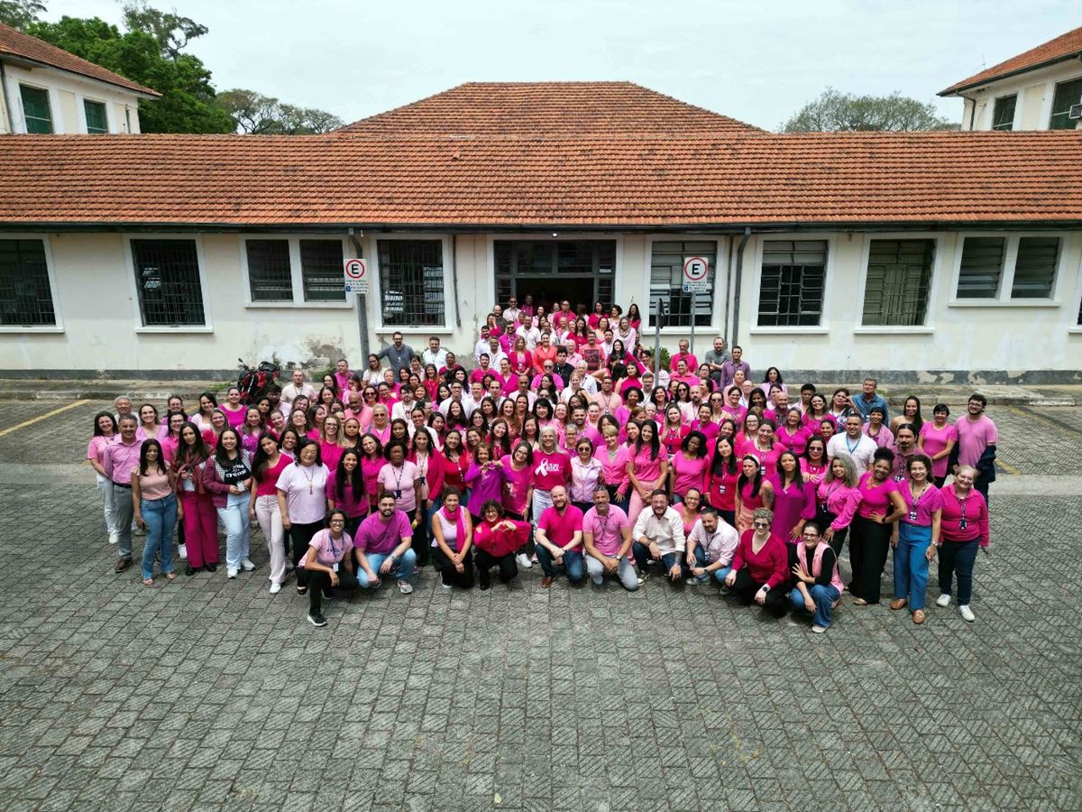 Servidores da saúde vestem rosa e reforçam importância da prevenção ao câncer nas mulheres