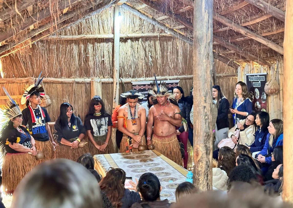 Educadores da rede municipal vivenciam cultura indígena com o povo Wassú