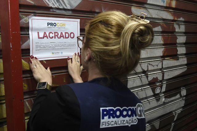 Guarulhos intensifica fiscalização contra adulteração de bebidas com metanol e fecha bares e adegas irregulares