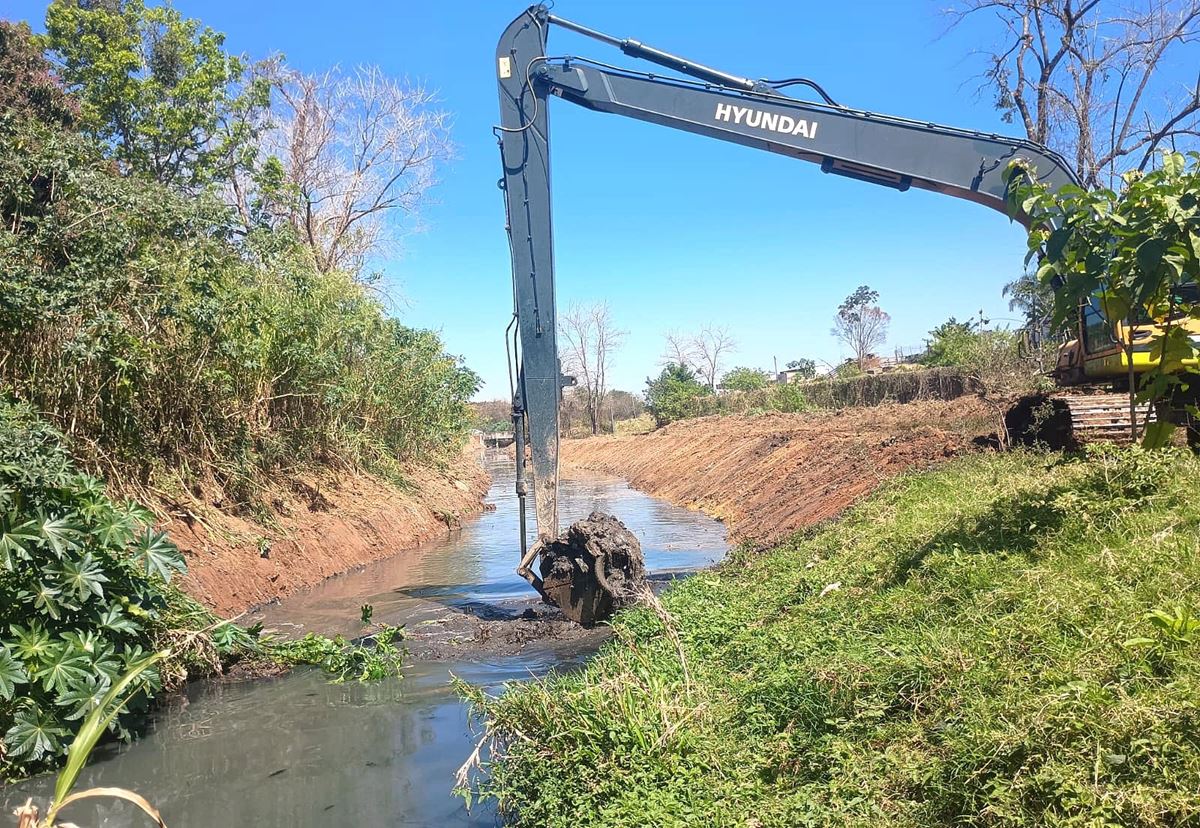 Prefeitura finaliza desassoreamento do córrego Tanque Grande