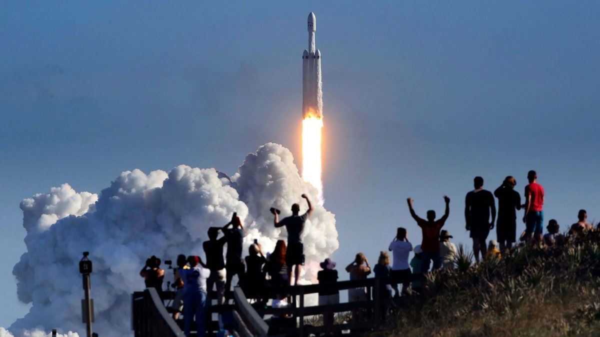 A valorização da SpaceX atinge $2,6T, passando brevemente pela Amazon.