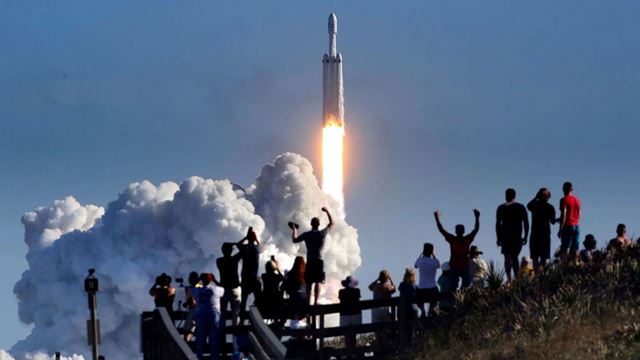 A valorização da SpaceX atinge $2,6T, passando brevemente pela Amazon.