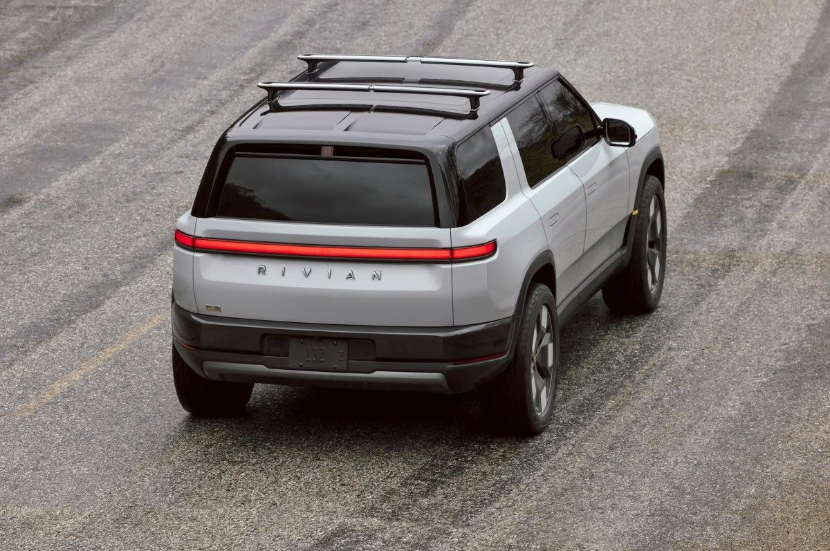 Rivian corta centenas de trabalhadores após começarem as entregas do modelo R2.