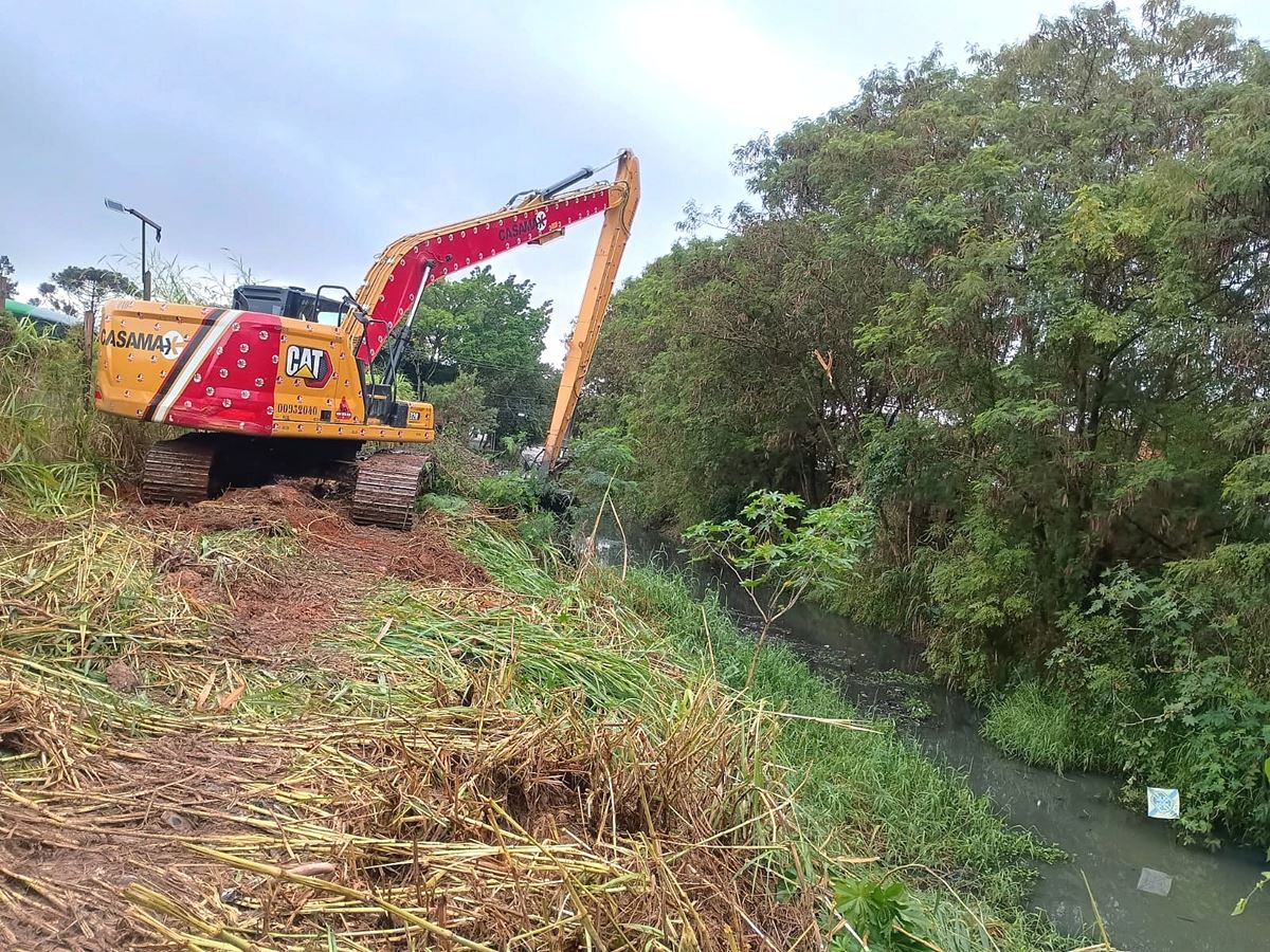 Prefeitura finaliza limpeza em vala de drenagem na Cidade Seródio