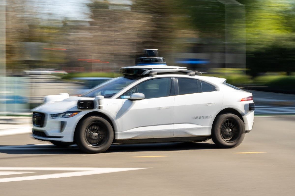 A Waymo faz recall de quase 4.000 robotáxis para impedir que eles entrem em zonas de obras em rodovias.