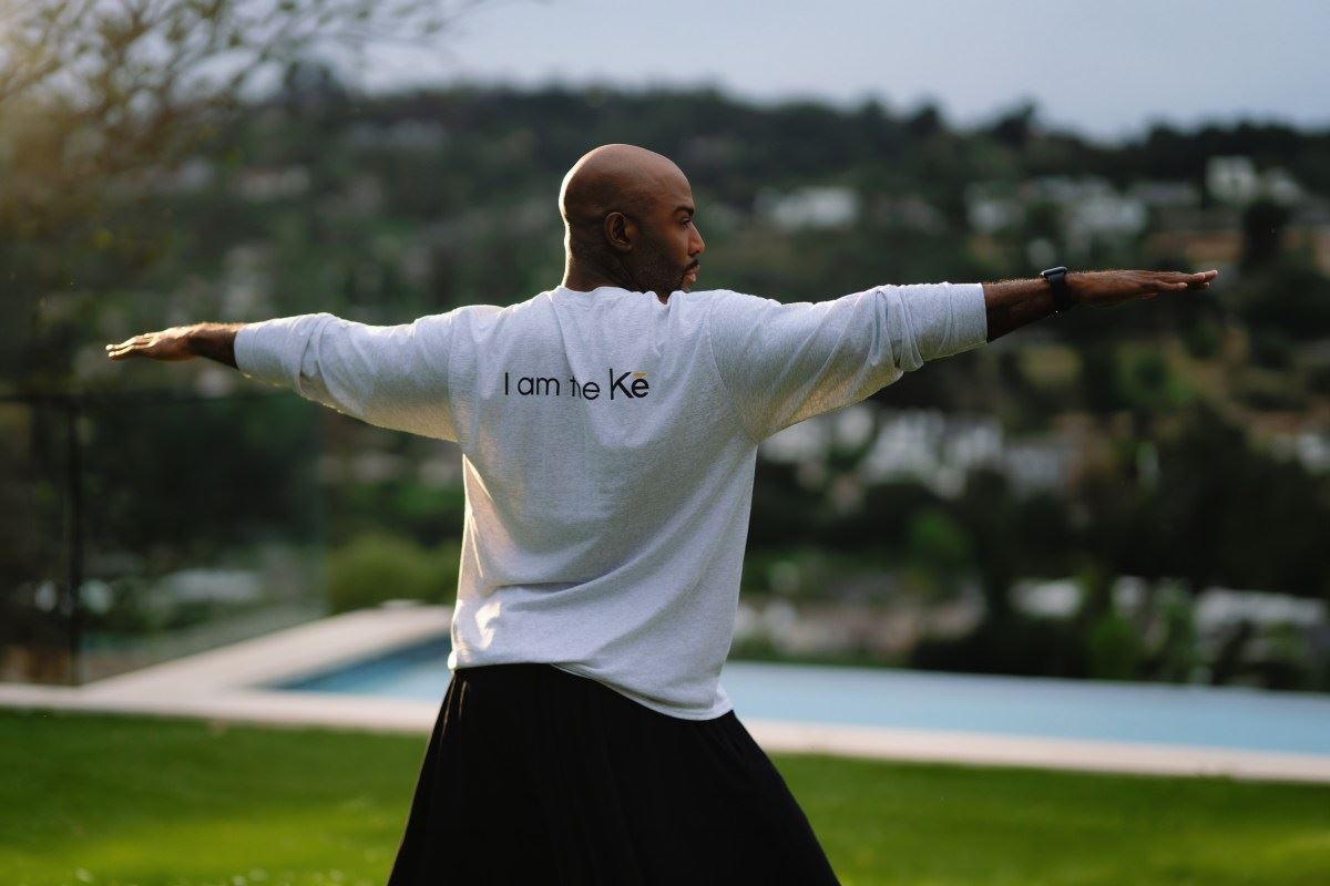 O coach de vida do ‘Queer Eye’, Karamo Brown, lança K?, um aplicativo de bem-estar que apresenta seu clone digital com IA.