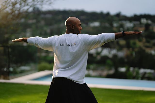 O coach de vida do ‘Queer Eye’, Karamo Brown, lança K?, um aplicativo de bem-estar que apresenta seu clone digital com IA.