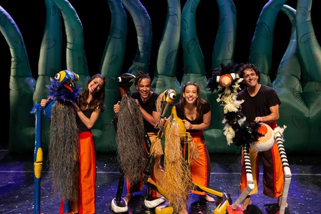 Espetáculo "Bichos do Brasil" transforma o Teatro Padre Bento em uma grande floresta tropical