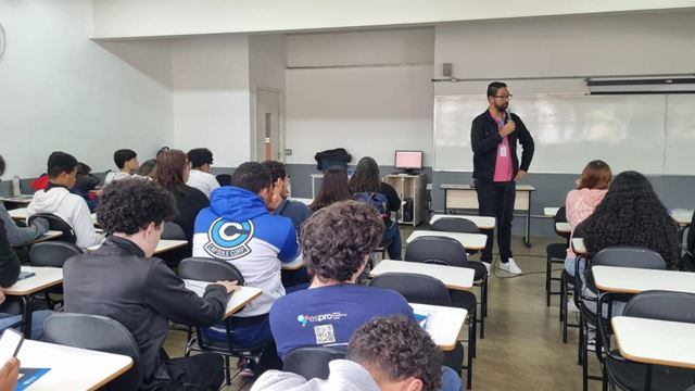 Procon Guarulhos leva palestra sobre Direitos Básicos do Consumidor a jovens aprendizes da Espro