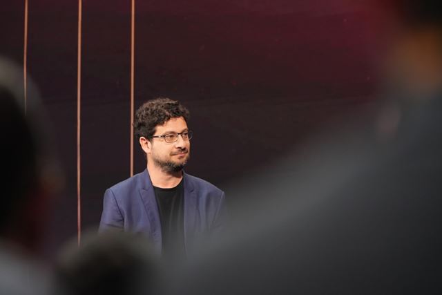 Ele fez com que seu reprodutor de vídeo gratuito funcionasse sem problemas. Agora, ele está fazendo o mesmo com robôs.