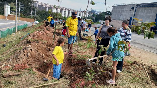Região do Pimentas ganha mais 100 mudas de árvores nativas da Mata Atlântica