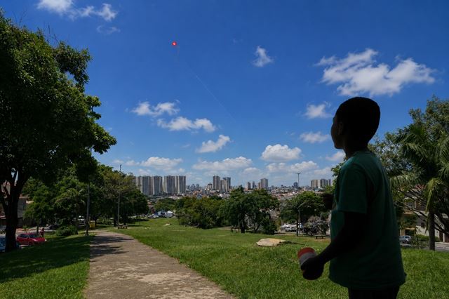 Prefeitura reitera proibição de uso de linhas com cerol na temporada de pipas