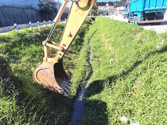 Prefeitura finaliza desassoreamento em trecho do córrego Água Chata, no Pimentas