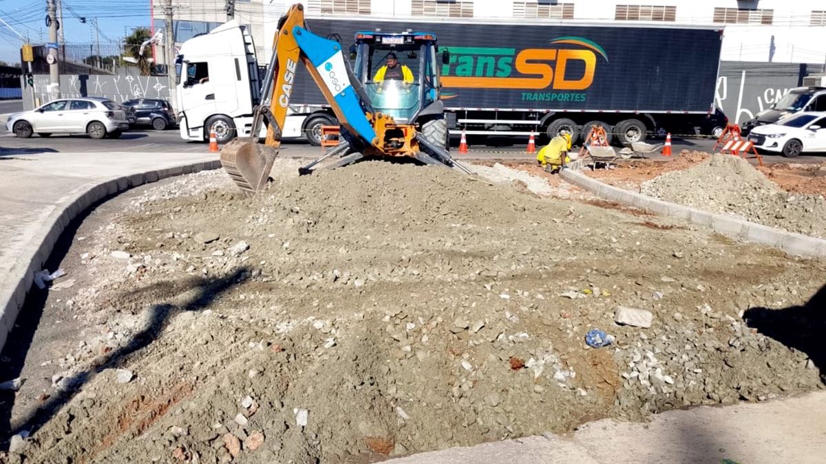 Prefeitura implanta retorno na rua Joaquina de Jesus