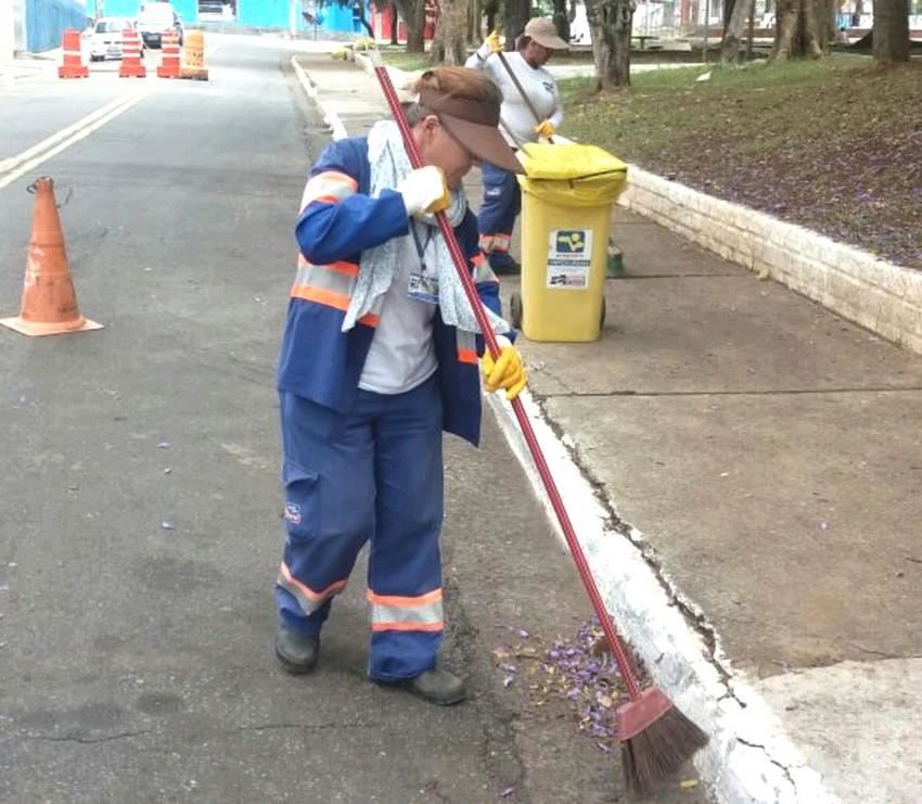 Com tempo estável, Proguaru executa serviços de zeladoria pela cidade