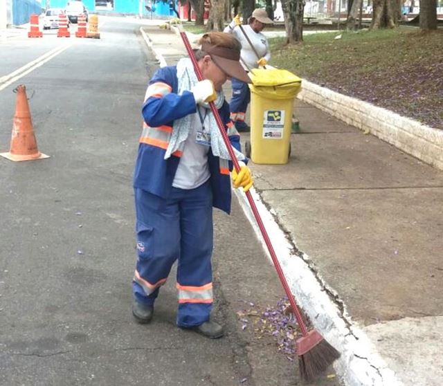 Com tempo estável, Proguaru executa serviços de zeladoria pela cidade