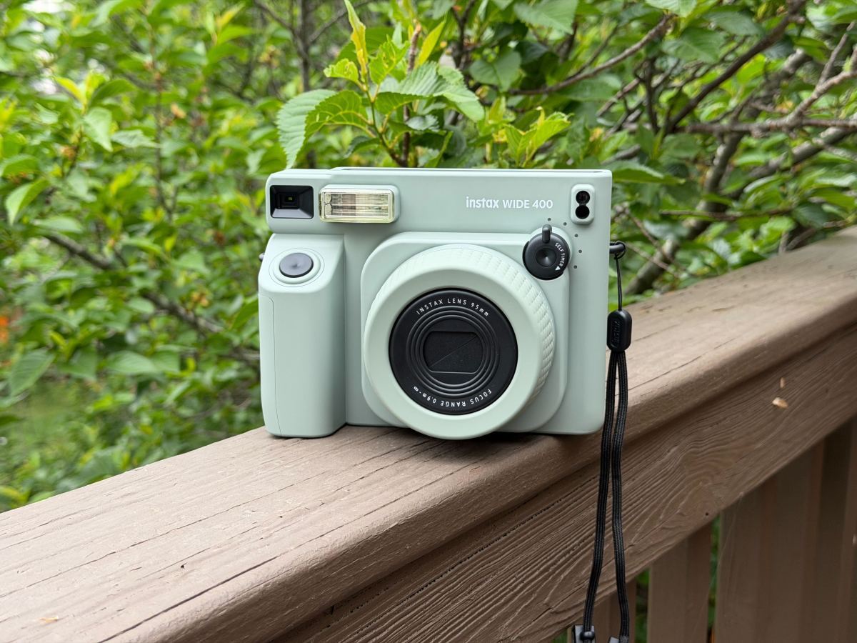 A Instax Wide 400 aproveita a simplicidade da fotografia instantânea e a amplia, literalmente