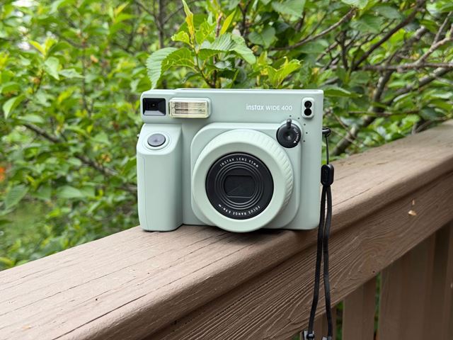 A Instax Wide 400 aproveita a simplicidade da fotografia instantânea e a amplia, literalmente