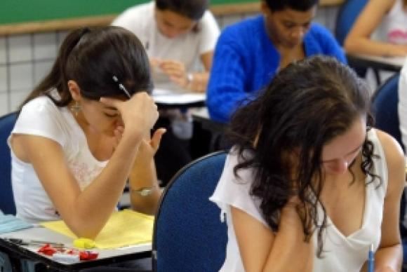 Na reta final para o Enem, foco deve ser em simulados e na leitura de notícias