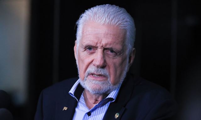 Jaques Wagner anuncia saída da liderança do governo no Senado