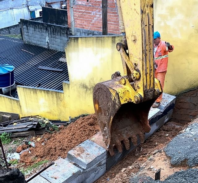 Prefeitura promove obra emergencial em rua do Jardim Centenário