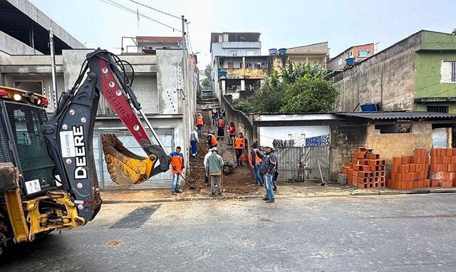 Prefeitura promove remoção de descarte irregular em diversos pontos da cidade