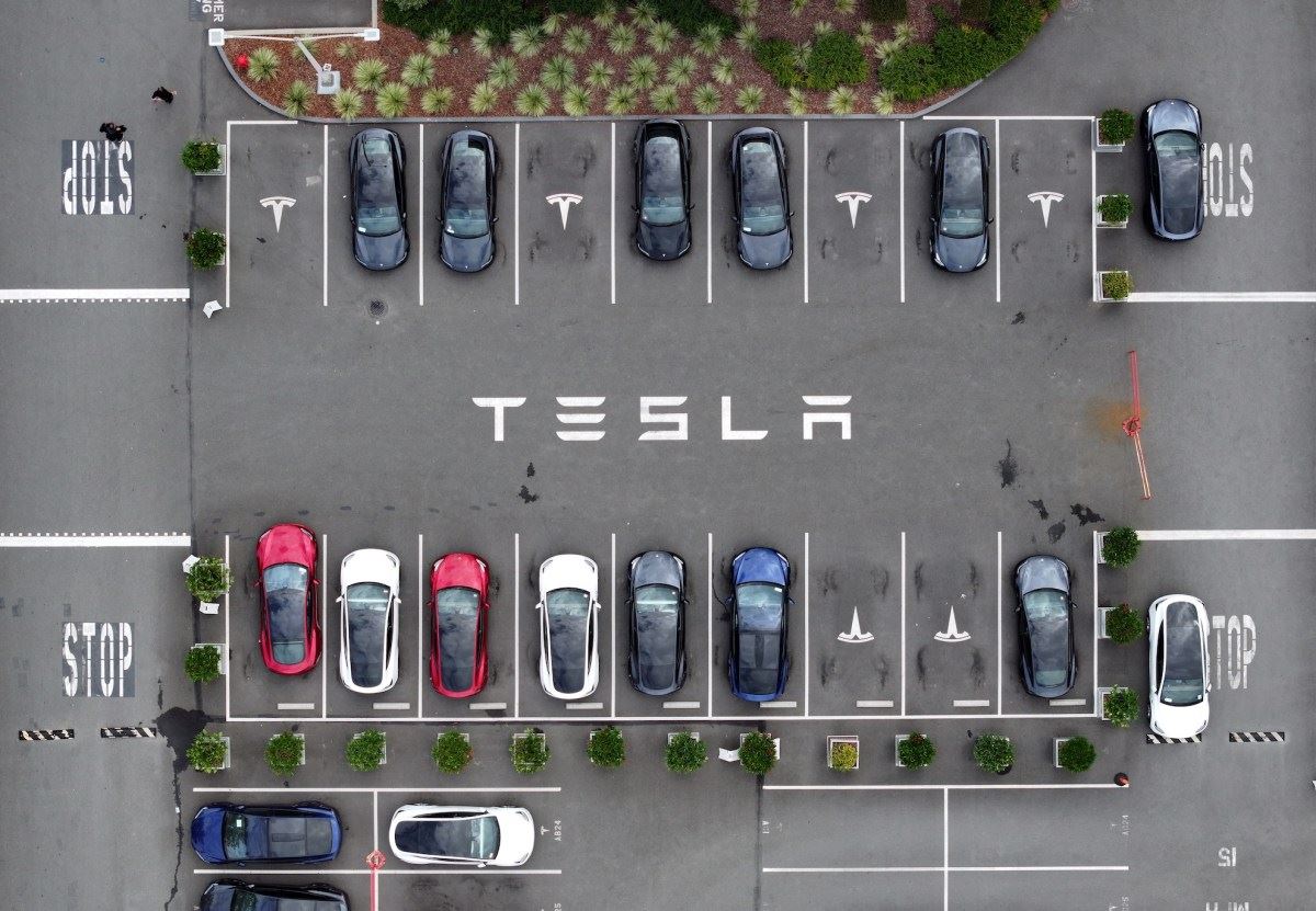 A Tesla chega a um acordo em processo judicial relacionado a acidente envolvendo o FSD, enquanto as investigações federais continuam