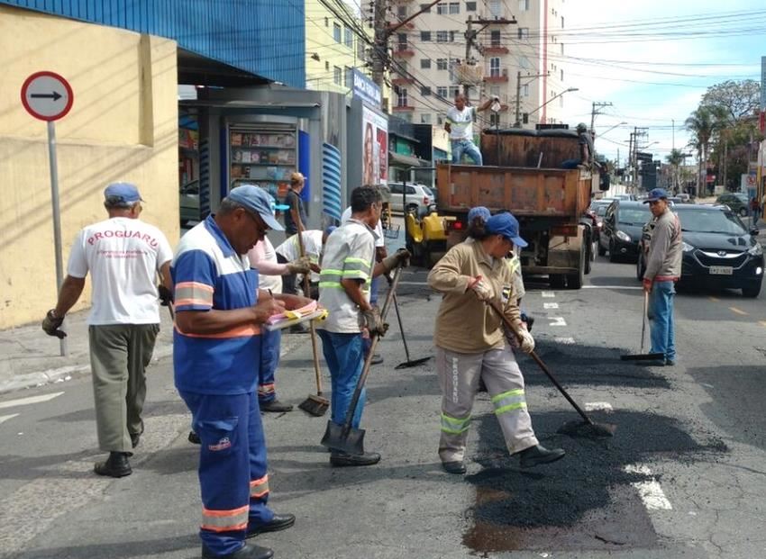 Equipes de tapa-buracos executam manutenções nesta quarta-feira