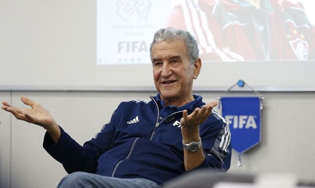 Internado, Parreira passa por cirurgia no Rio de Janeiro