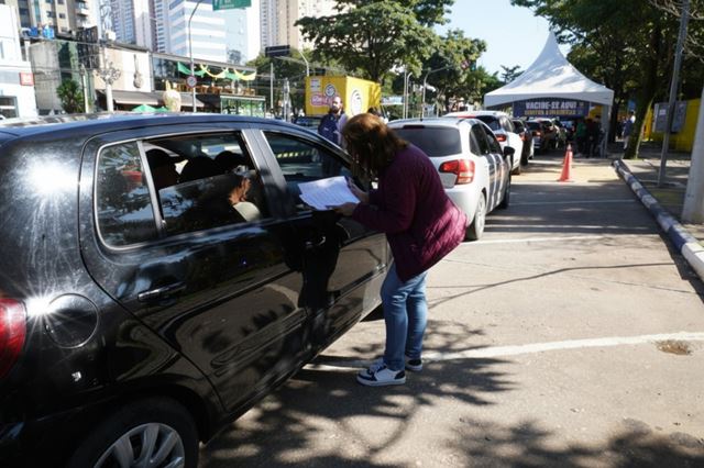 Drive-thru contra a gripe aplica 1.240 doses e reforça vacinação em Guarulhos