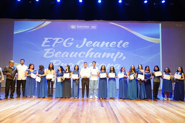Mais de 200 estudantes da EJA celebram a conclusão do ensino fundamental em evento no Adamastor