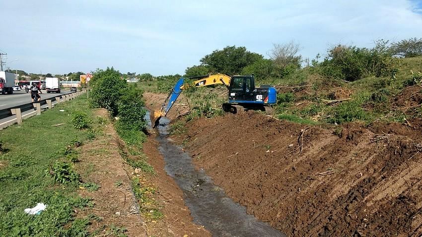 Proguaru realiza serviço de desassoreamento no Córrego Baquirivu