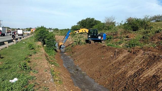 Proguaru realiza serviço de desassoreamento no Córrego Baquirivu