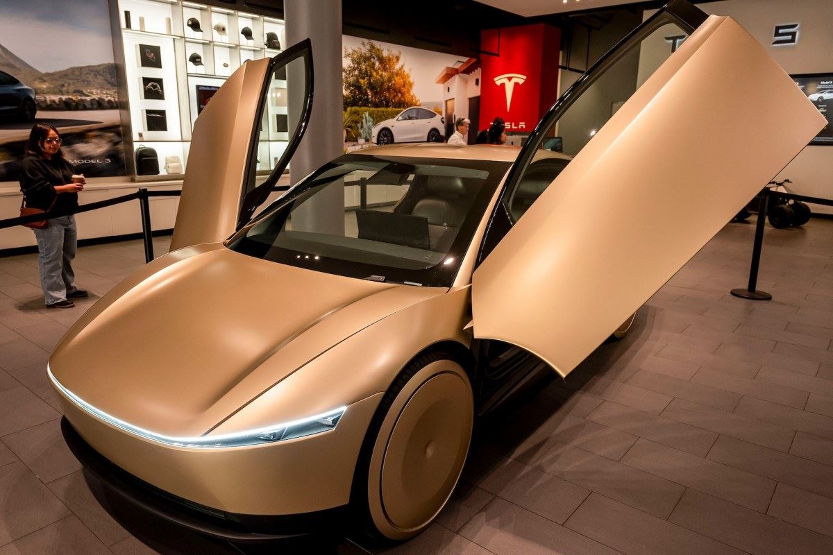 A Tesla começa a testar o Cybercab sem pedais nem volante em Austin