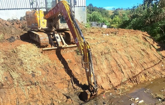 Prefeitura promove desassoreamento de córrego e limpeza de vala de drenagem