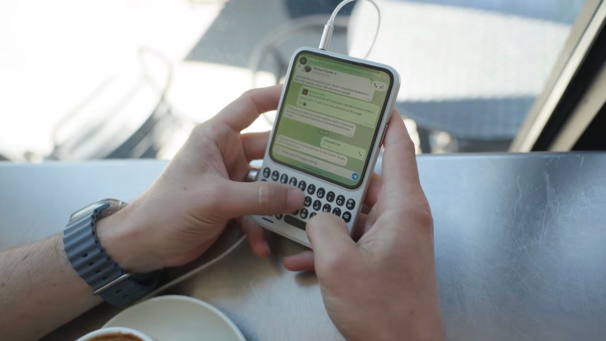 A Clicks apresenta seu celular inspirado no BlackBerry em um novo vídeo de demonstração prática