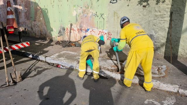 Prefeitura realiza a desobstrução de boca de lobo em rua do Jardim Presidente Dutra