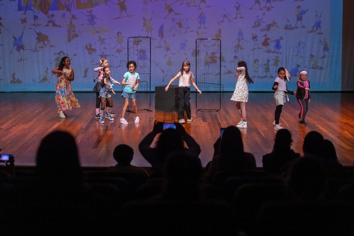 Adamastor oferece mostra de teatro infantil, jovem e adulto com recorte de vivências dos participantes