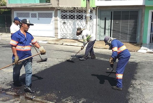 Equipes do Tapa-buracos realizam manutenções em vias da cidade